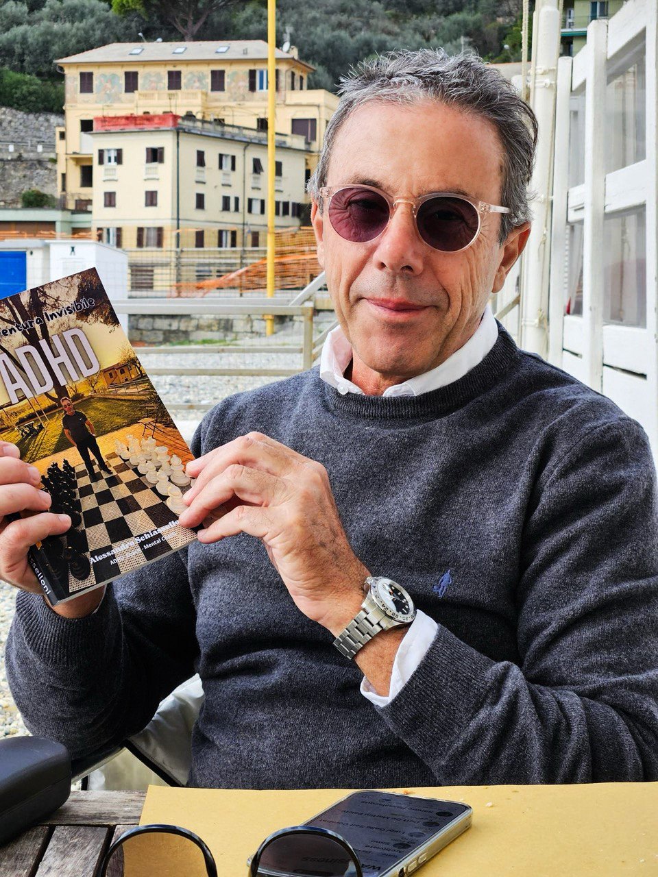 Alessandro Schiasselloni mostra la prima edizione del libro ADHD – Un’Avventura Invisibile
